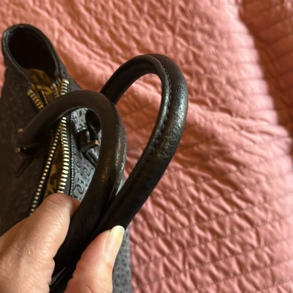 Guess Brand Purse - Picture 10 of 10
